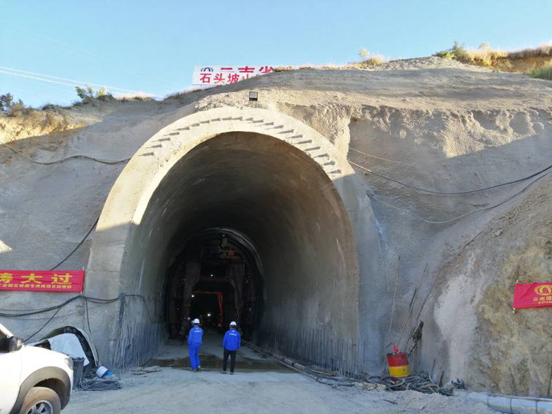 石头坡山隧道进口.jpg